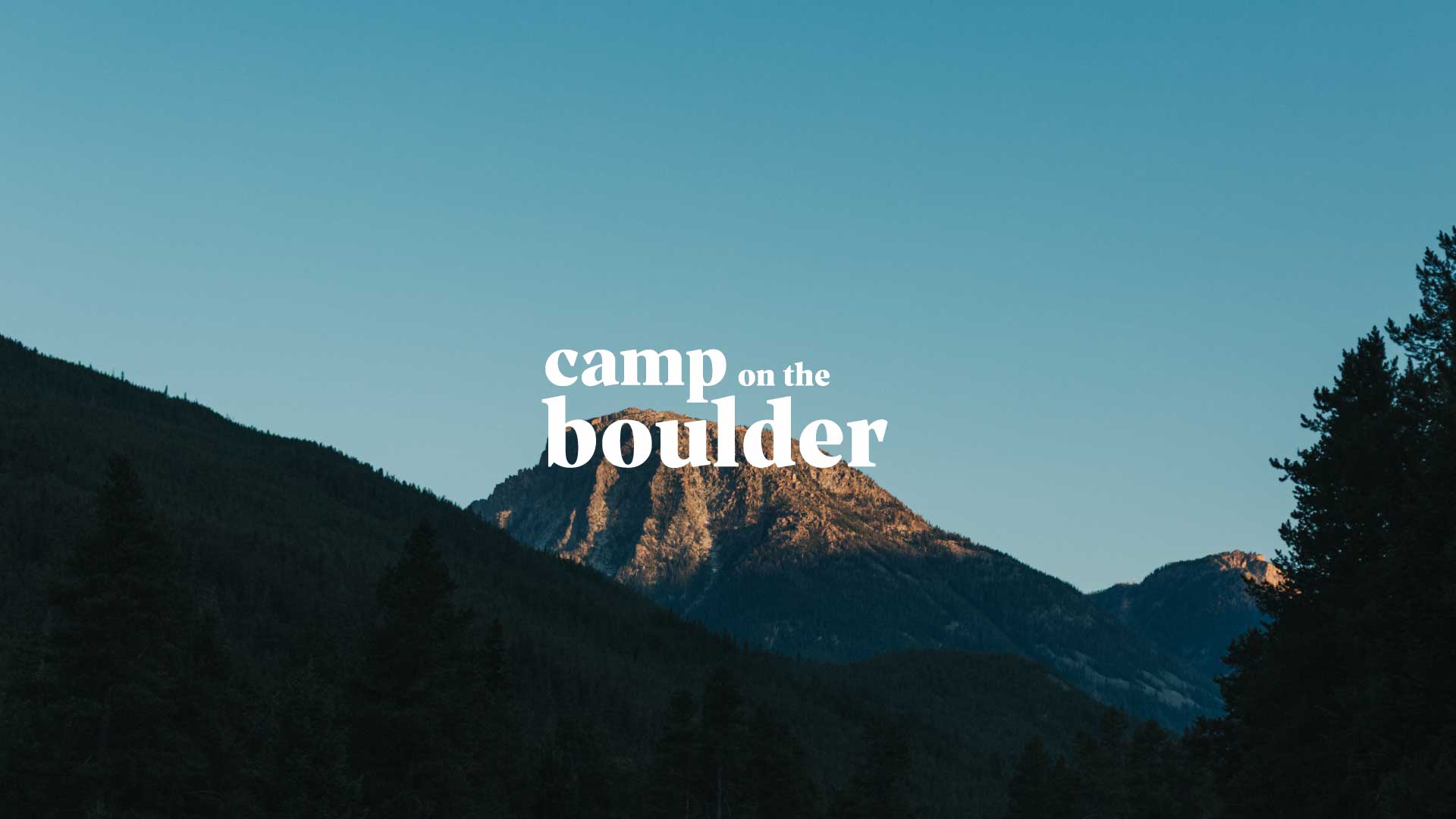 Trại trên đá Boulder – một trải nghiệm độc đáo và thú vị để khám phá thiên nhiên. Tại đây, bạn sẽ được tận hưởng không khí trong lành và tầm nhìn đẹp tuyệt vời của dãy núi. Hãy thức dậy vào sáng sớm để chiêm ngưỡng một bình minh đầy màu sắc và hóng gió thật sâu trong không gian yên tĩnh này. 